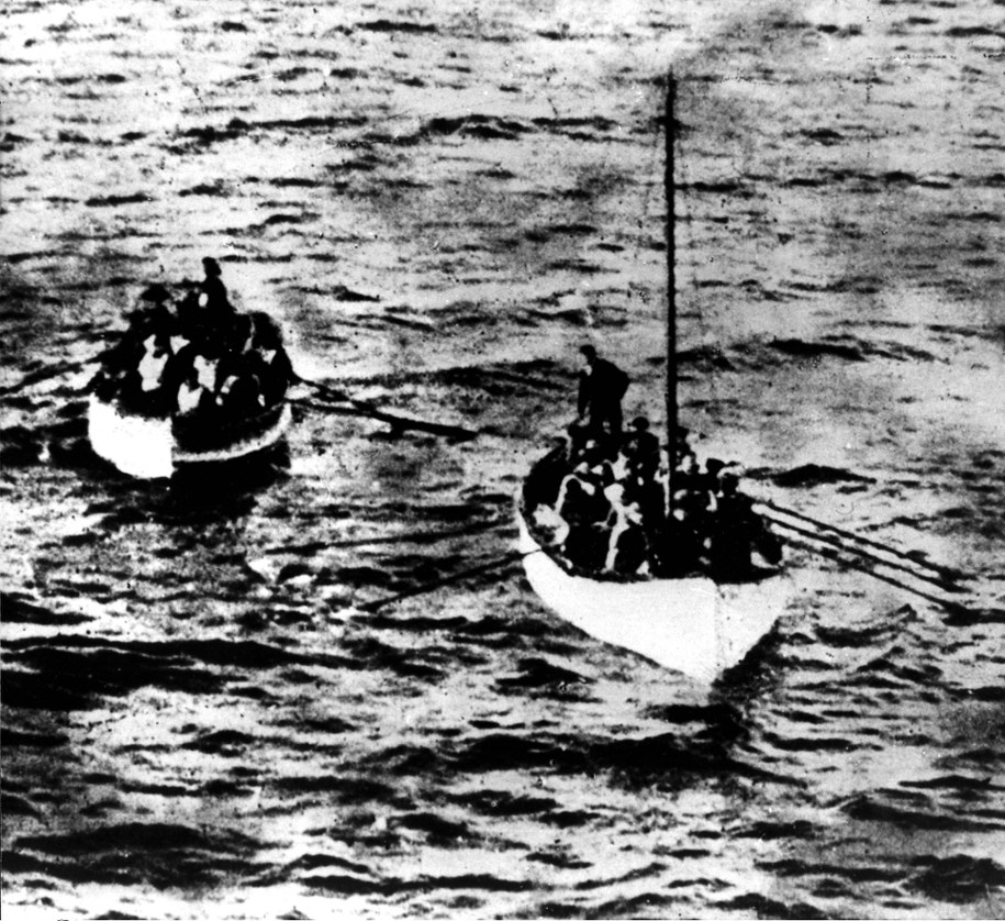 Ocaleni z Titanica na szalupach ratunkowych /UPPA/Photoshot    /PAP/Photoshot