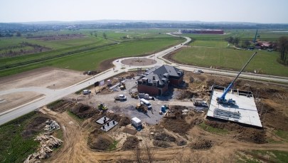 Ocean błota na Polu Miłosierdzia w Brzegach. W lipcu ma tam być papież i 2 mln wiernych