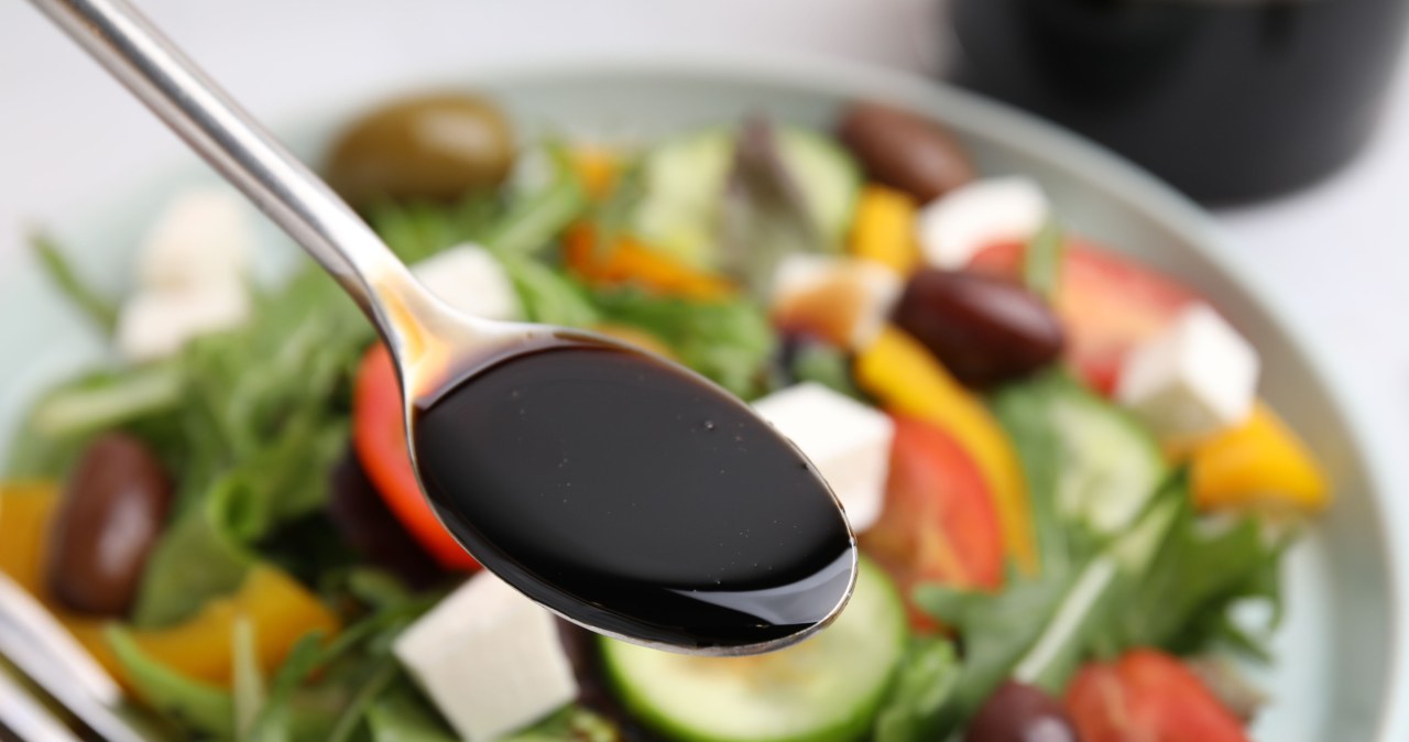 Ocet balsamiczny doskonale podkreśla smak sałatek /liudmilachernetska /123RF/PICSEL