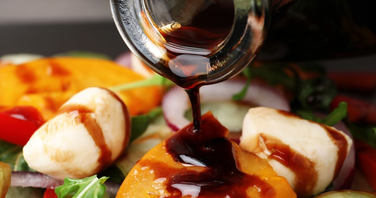 Ocet balsamiczny wspaniale pasuje jako dressing do sałatek /Africa Images /Canva Pro