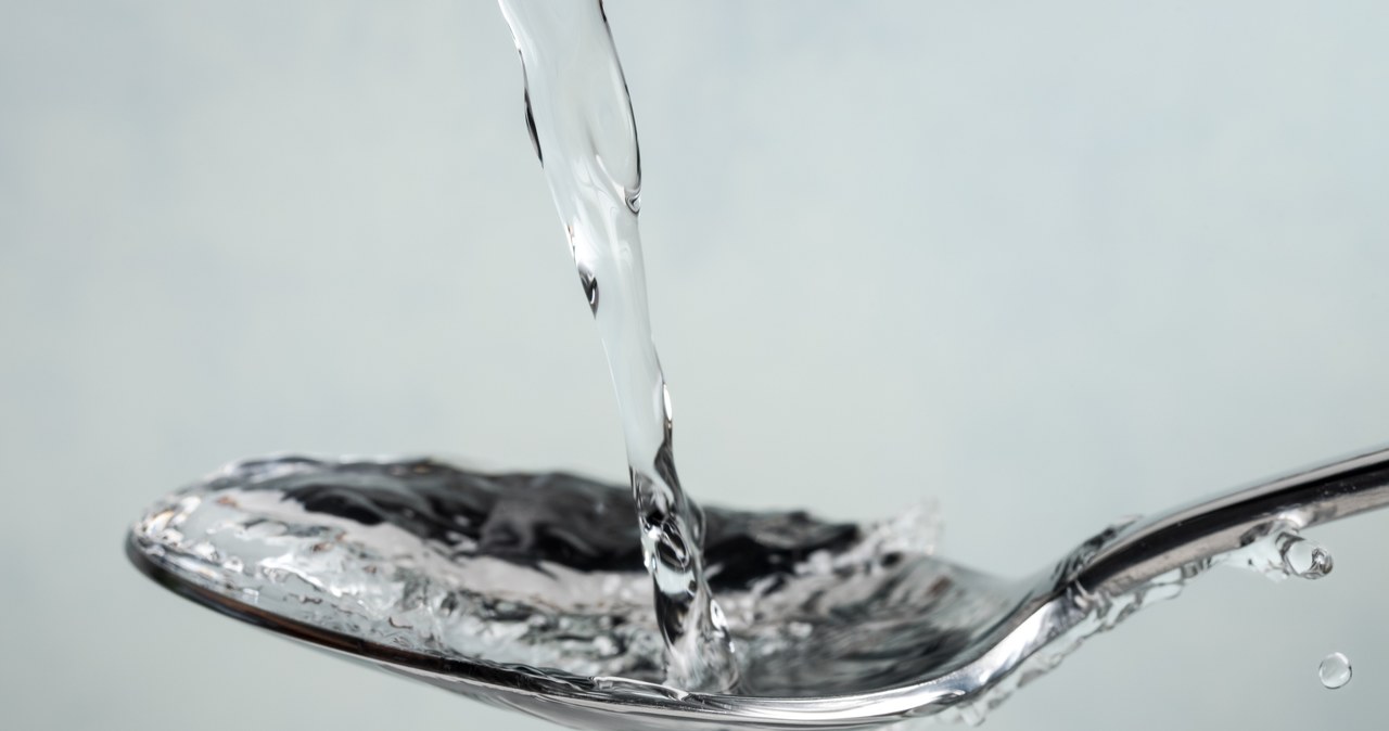 Ocet dodany do wody w garnku zapobiega pękaniu skorupek /123RF/PICSEL