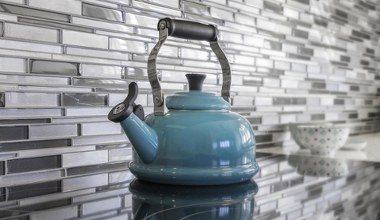 Оцет і лимонна кислота очищають чайник від накипу. Але є ще кращий спосіб