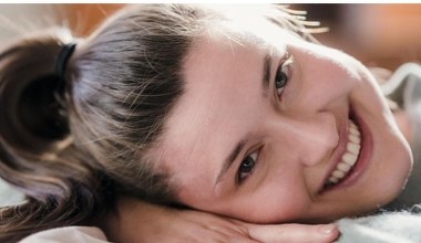 Ocet jabłkowy a zdrowie jamy ustnej. Fakty i mity o cudownym działaniu "eliksiru na wszystko"