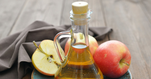 Ocet jabłkowy pozytywnie wpływa ma pracę jelit oraz metabolizm /123RF/PICSEL