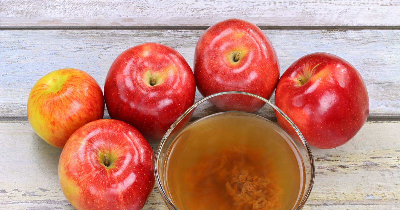 Ocet jabłkowy to naturalny produkt powstały z fermentacji jabłek, który zawiera kwas octowy. Swoim intensywnym zapachem przyciąga muszki owocówki niczym magnes. /123RF/PICSEL