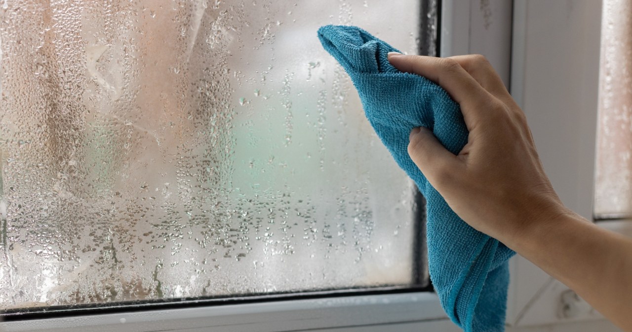 Ocet nie tylko sprawi, że okna będą lśniące, ale i zapobiegnie ich parowaniu /123RF/PICSEL