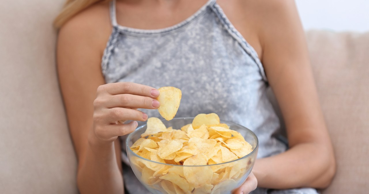 Ochota na chipsy, paluszki, pizzę czy krakersy może być objawem /123RF/PICSEL