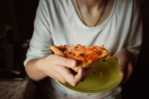 Ochota na słone przekąski może być objawem. Ciało domaga się reakcji