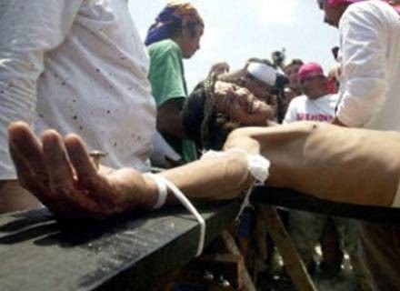 Ochotnicy cierpią męki na krzyżu /AFP