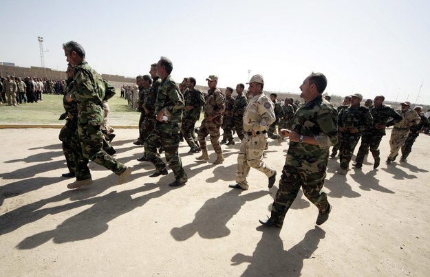 Ochotnicy, którzy zgłosili się do walki w szeregach irackiej armii przeciwko dżihadystom, na ćwiczeniach w Karbali /ALAA AL-SHEMAREE /PAP/EPA