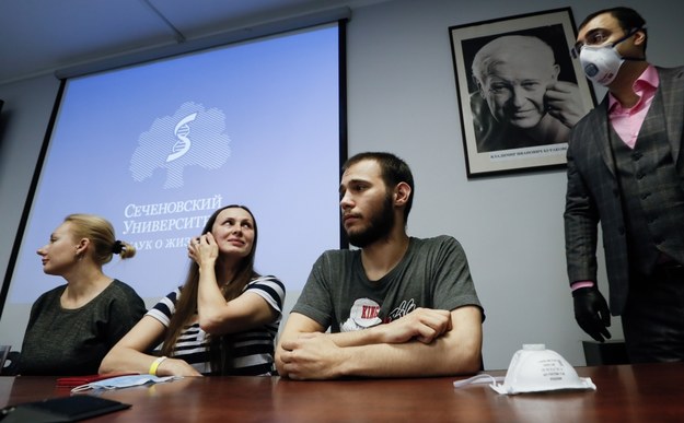 Ochotnicy, na których testowana była rosyjska szczepionka /YURI KOCHETKOV /PAP/EPA