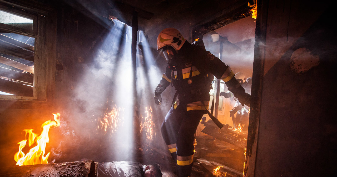 Ochotnicy odnajdą Kazika wśród płomieni i wyniosą w końcu na zewnątrz. /Grzegorz Gołębiowski/PROFILM /materiały prasowe