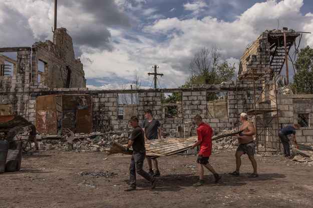 Ochotnicy uprzątający teren wokół fabryki mebli w Horence w obwodzie kijowskim /ROMAN PILIPEY /PAP/EPA