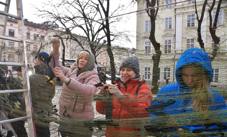 Ochotnicy wyplatają siatki maskujące na rynku we Lwowie /Vitaliy Hrabar /PAP