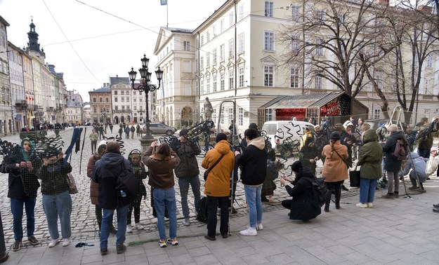 Ochotnicy wyplatają siatki maskujące na rynku we Lwowie /Vitaliy Hrabar /PAP
