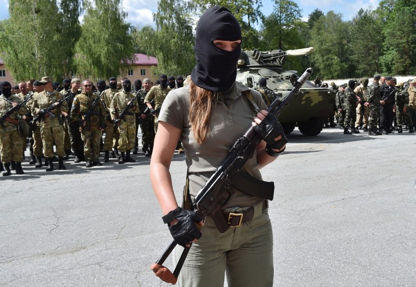 Ochotniczka wstępująca do batalionu "Donbas" składa przysięgę, 2014 r. /AFP