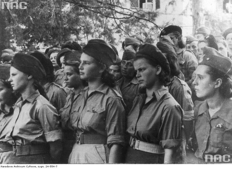 Ochotnicznki Pomocniczej Służby Kobiet, wyzwolone z niemieckich obozów /Z archiwum Narodowego Archiwum Cyfrowego