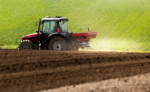 ​Ochrona przemysłu azotowego czy ulga dla rolników? Jest stanowisko Polski