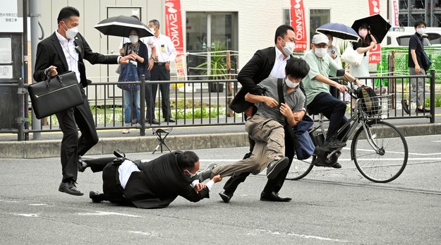 Ochrona zatrzymująca zamachowca /The Asahi Shimbun - JAPAN OUT /PAP/EPA