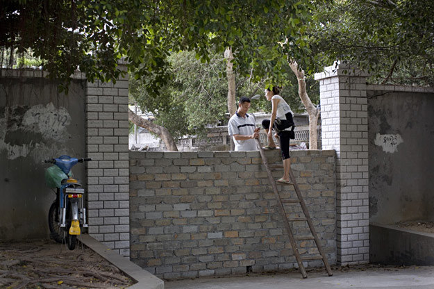"Ochroniarz spotyka się ze swoją dziewczyną. Xiamen, sierpień 2007" /fot. Polly Braden /