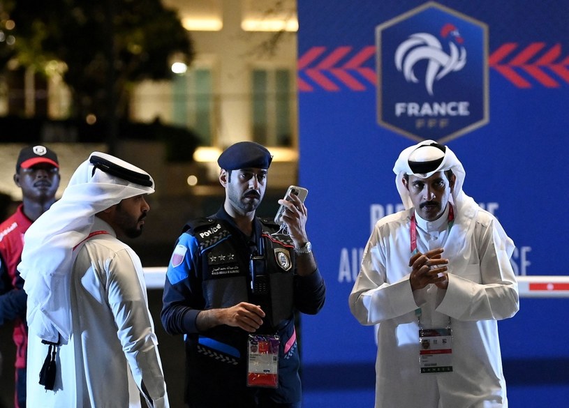Ochroniarz stoi przy wejściu do hotelu reprezentacji Francji przed przybyciem zawodników do Doha /AFP