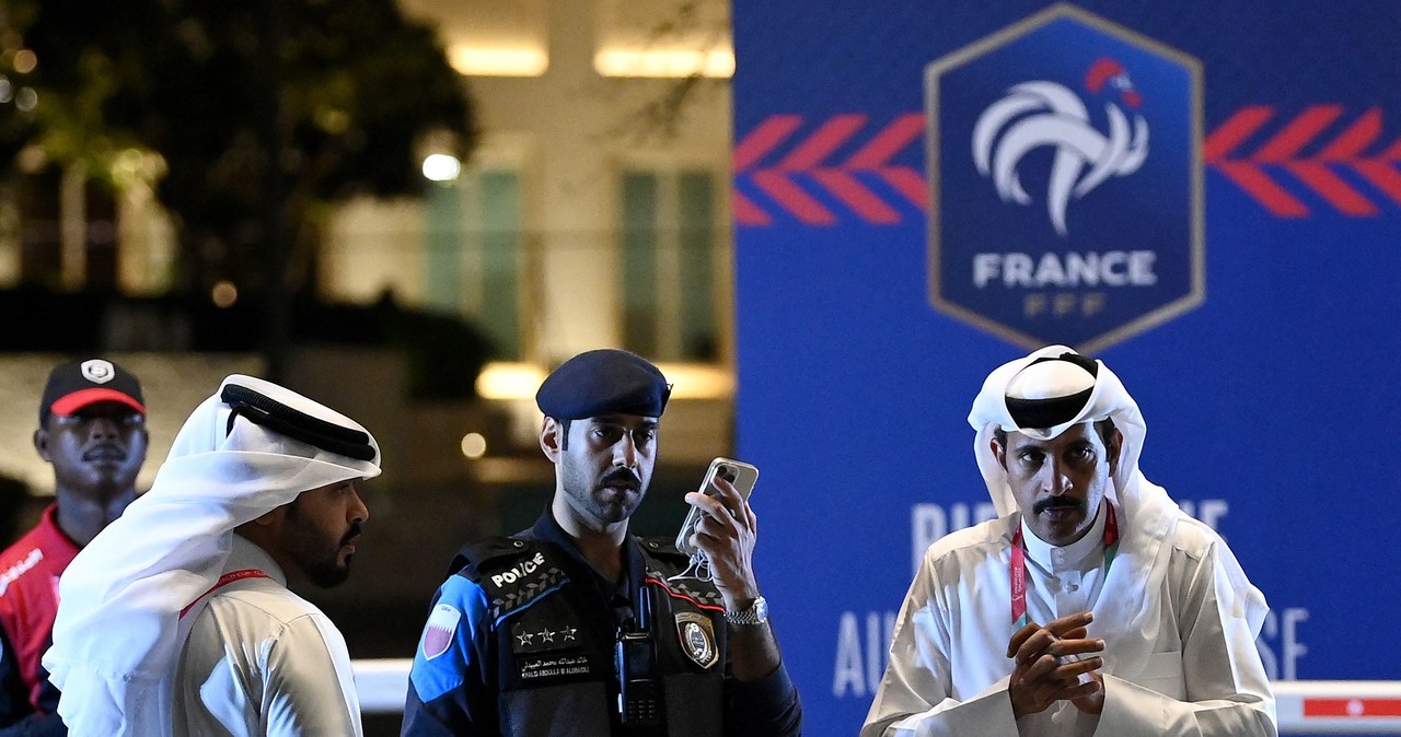 Ochroniarz stoi przy wejściu do hotelu reprezentacji Francji przed przybyciem zawodników do Doha /AFP