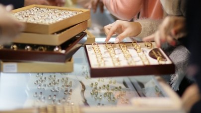 Ochroniarz - złodziejem. Jego łupem padła złota biżuteria