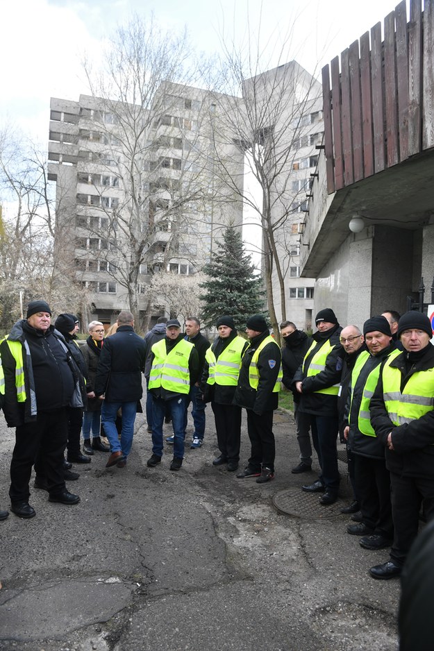 Ochroniarze zgromadzeni przed kompleksem budynków przy ul. Sobieskiego 100 w Warszawie /Radek Pietruszka /PAP