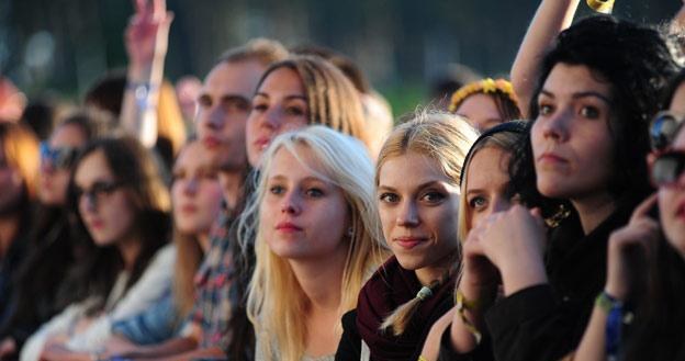 Oczekiwanie na kolejny koncert na scenie głównej... (fot. Paweł Skraba) /Reporter