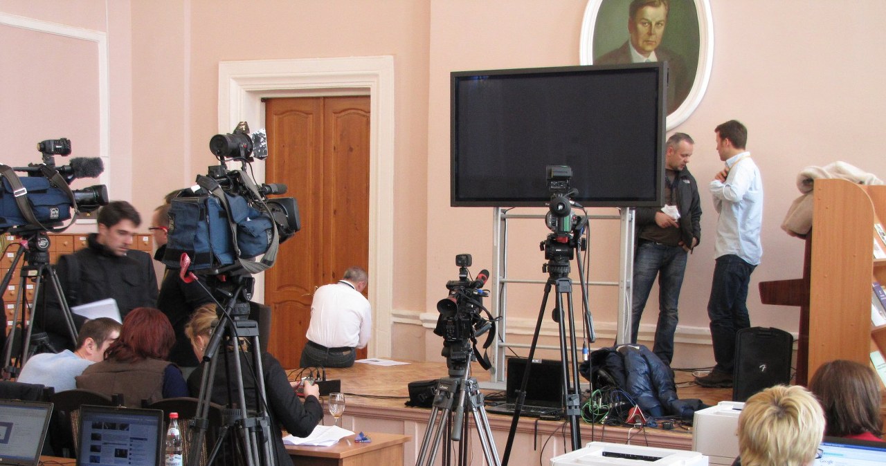 Oczekiwanie na prezydentów Polski i Rosji w Smoleńsku