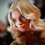 Oczekująca drugiego dziecka Elsa Hosk w najmodniejszym płaszczu tej wiosny 