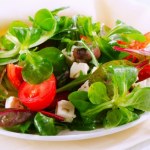 Oczyszcza krew, odkwasza organizm i pomaga w trawieniu. W sałatkach sprawdza się najlepiej