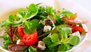 Oczyszcza krew, odkwasza organizm i pomaga w trawieniu. W sałatkach sprawdza się najlepiej