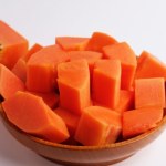 Oczyszcza z toksyn, zwalcza pasożyty, wspomaga trawienie. Po papaję sięgaj nawet na diecie