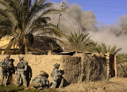 Oczyszczanie przedmieść Bagdadu, 2007 rok. /AFP