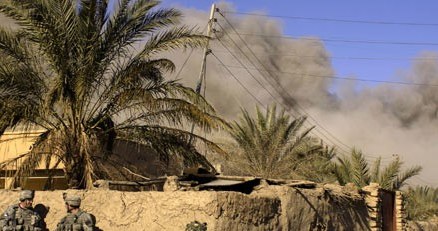 Oczyszczanie przedmieść Bagdadu, 2007 rok. /AFP