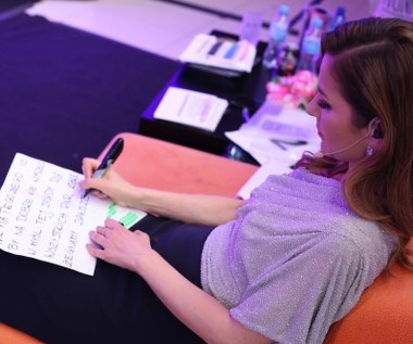 Oczywiście gwiazda często prowadzi również koncerty plenerowe i festiwale Polsatu. Może dlatego czasem by pomóc sobie przed kamerą sięga po stare, sprawdzone sposoby i szczególnie długie teksty zapisuje na dużej kartce lub….na dłoni. 

