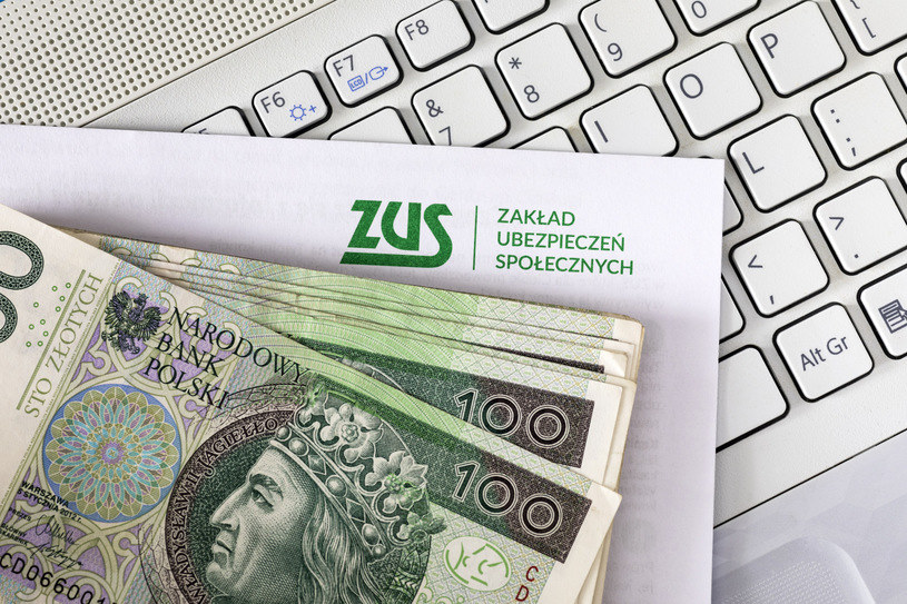 Od 1 grudnia 2023 roku świadczenie będzie podlegać zmniejszeniu, jeżeli przychód przekroczy 5036,46 zł /123RF/PICSEL