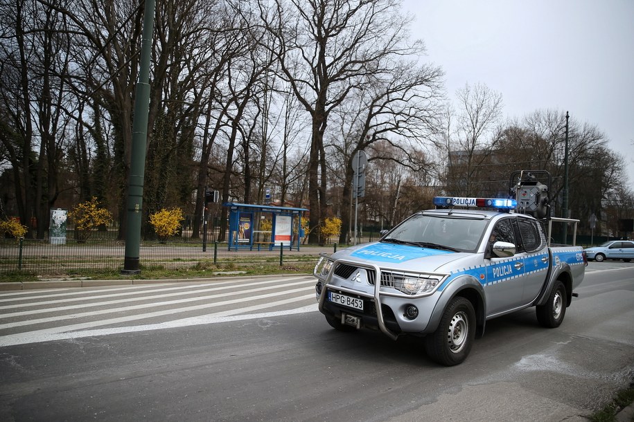 Od 1 kwietnia obowiązują nas nowe obostrzenia w ramach walki z epidemią koronawirusa. Na zdjęciu: policja kontroluje teren przy zamkniętym parku Jordana w Krakowie /Łukasz Gagulski  /PAP