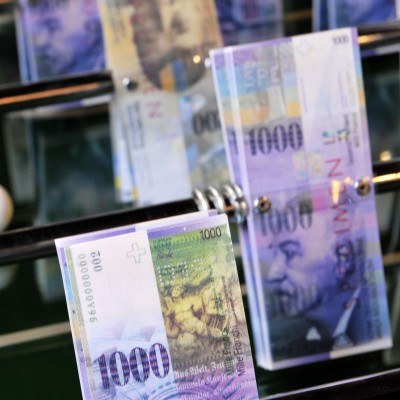 Od 1 lipca banki powinny umożliwić spłatę kredytów walutowych bezpośrednio w walucie /AFP
