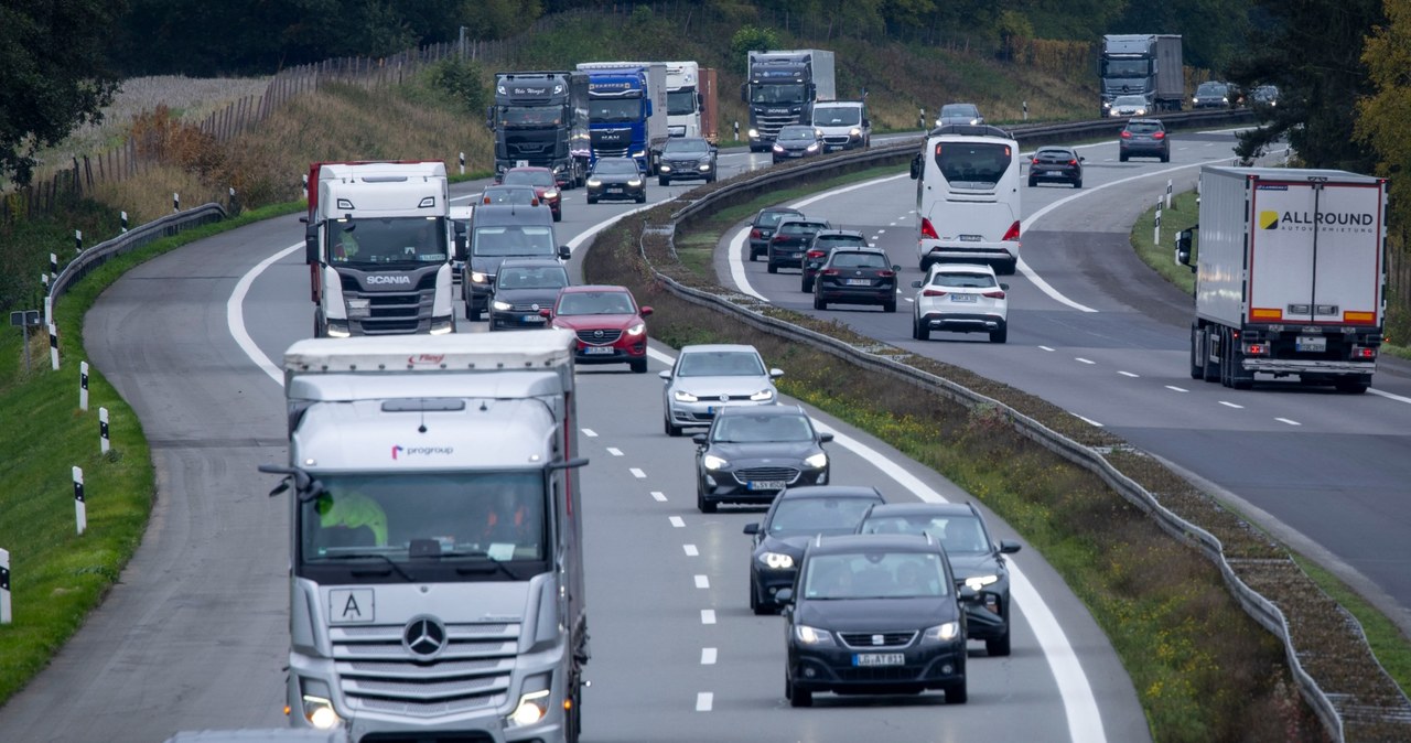 Od 1 lipca Niemcy rozszerzają system poboru opłat drogowych o pojazdy o maksymalnej masie całkowitej od 3,5 do 7,5 tony /AFP