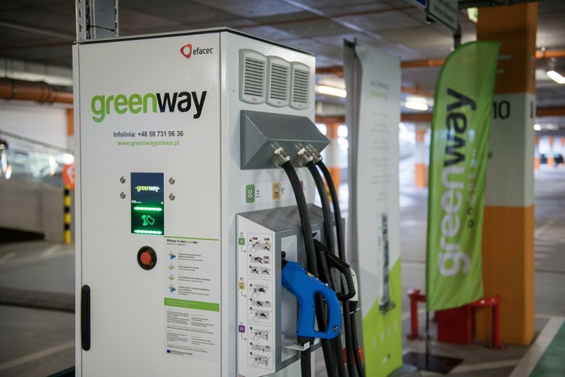 Od 1 listopada ładowanie samochodu elektrycznego wsieci GreenWay będzie droższe /Łukasz Piecyk /Agencja SE/East News