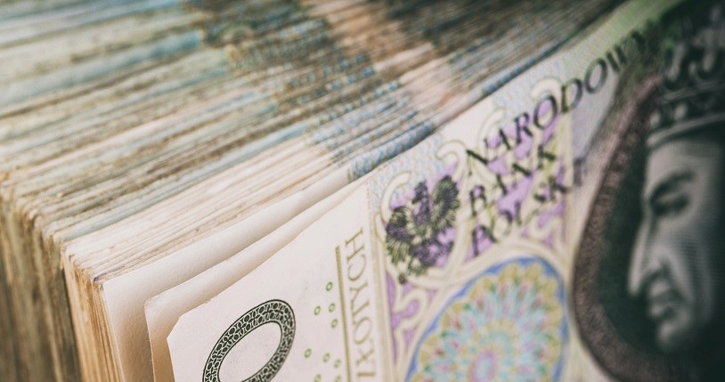 Od 1 marca 2025 roku wysokość dodatku dla sieroty zupełnej wynosi 654,48 zł miesięcznie. /123RF/PICSEL