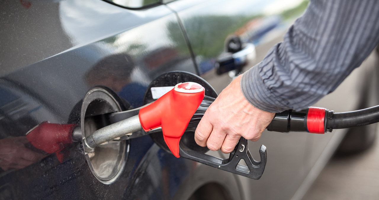 Od 1 stycznia do 30 czerwca 2023 r. paliwo na stacjach benzynowych zostanie zwolnione z akcyzy. Jednak powróci stawka VAT /123RF/PICSEL