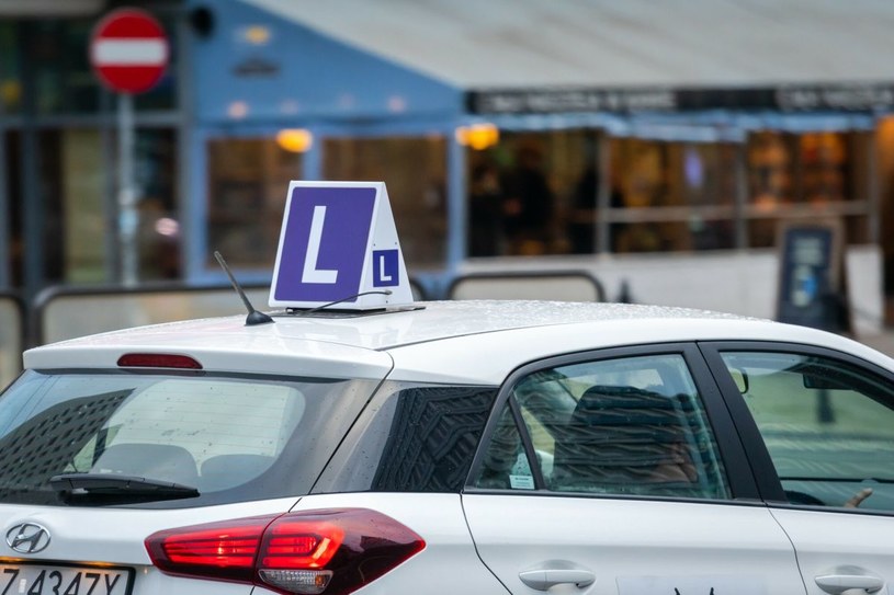 Od 1 stycznia kandydatów na kierowców czekają podwyżki cen egzaminów na prawo jazdy /ARKADIUSZ ZIOLEK/East News /Agencja SE/East News