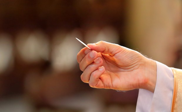 Od 12 grudnia kobiety w polskich kościołach będą mogły rozdawać komunię