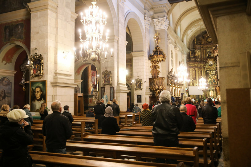 Od 15 grudnia do kościoła będzie mogło wejść mniej wiernych /OSKAR NOWAK/ POLSKA PRESS /East News