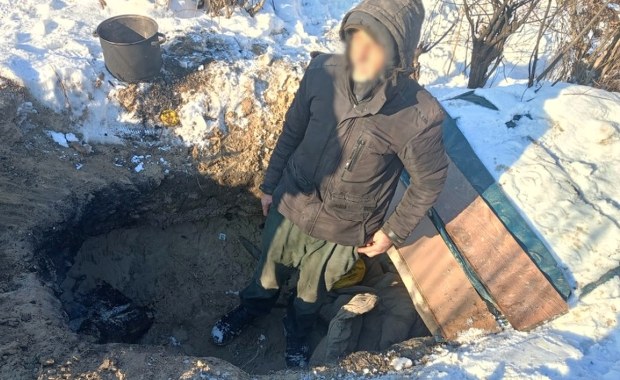 Od 15 lat mieszka w ziemiance. Poprosił o pomoc z dokumentami