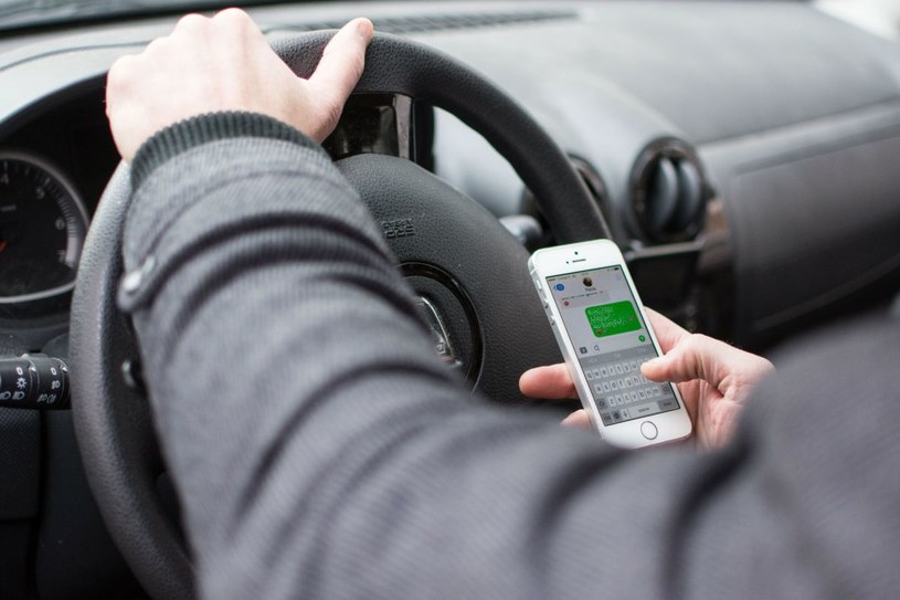 Od 17 września za korzystanie z telefonu w czasie jazdy kierowca otrzyma aż 12 punktów karnych /Agencja SE/East News