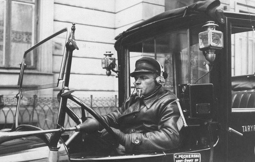 Od 1939 roku warszawscy taksówkarze mieli przechodzić płukanie żołądka w razie, gdyby zaistniało podejrzenie, że są pod wpływem /domena publiczna